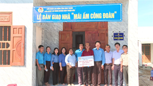 Liên đoàn Lao động huyện Hàm Thuận Bắc: Trao tặng nhà ở 